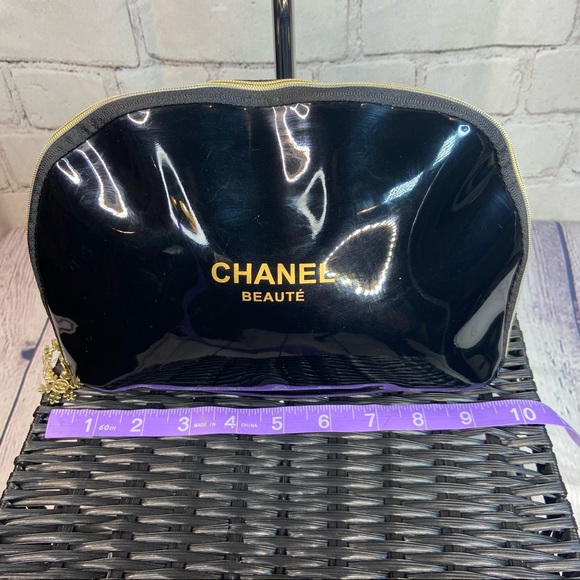 Chanel crossbody cosmetic bag from beauty line with handmade bag charm keychain - Picture 9 of 13